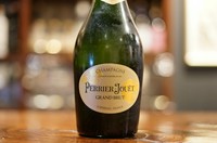 ペリエ・ジュエが生み出す優雅で繊細なキュヴェはまさに「シャンパーニュ」の芸術品。
スタンダードのラインナップにおいても一流の品質を誇ります。