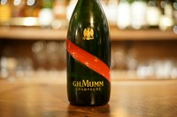 名門マムの顔として長きに亘り愛されたシャンパーニュが”グラン・ゴルドン”としてリニューアル。
フレッシュでありながら、複雑なコクを備えたスタイル。