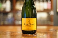 ヴーヴ・クリコ社を代表するスタンダード・キュヴェ。
黒ブドウ主体の芳醇なフルーツフレーバーが滑らかに広がり、程良い酸が爽やかな風味が続きます。