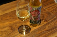 熟した果実を思わせる凝縮感のある味わいに美しい酸を湛え、フローラルな南国風の果実のアロマが香ります。フランス