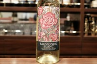 熟した果実を思わせる凝縮感のある味わいに美しい酸を湛え、フローラルな南国風の果実のアロマが香ります。フランス