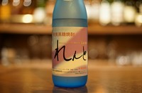 奄美大島開運酒造を代表する黒糖焼酎で、「音響熟成」製法により、まろやかでやさしい味と豊かな香りが特長の黒糖焼酎です。