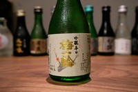 香りは爽やかだがやや純米酒に近い。
辛口ながら穏やかな味わいでほどよくコク。
