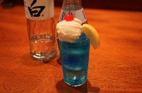 BAR新海では毎月、各店のバーテンダー達がそれぞれ考えた創作カクテルの社内コンペを開催しています。コンペの上位2つのカクテルを翌月のレコメンドカクテルとして提供しています！是非お試しください。