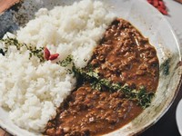 沖縄の名産品「島豆腐」を丁寧に崩しての大豆ミートような食感を実現。
たっぷりの玉ねぎとトマトをじっくり炒め、旨味を凝縮。島豆腐由来の甘味、野菜出汁の旨味にスパイスが重なり合う贅沢な1品。
辛さ ★★☆