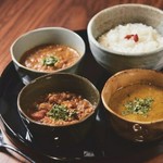 名物薬膳カレーを贅沢に一度に3種類お召し上がり頂けます。
小麦粉不使用、油は最小限に抑え、17種類以上のスパイスをたっぷりと使用した健康と美味しさを追求したカレーは必ず注文すべき逸品!