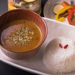 ☆当店人気No.1☆ カレーリーフ、タマリンド、ココナッツミルク等の材料を使用。甘味と酸味、しっかりとしたコク。独自にブレンドした20種類以上のスパイスとハーブ。チキンが入り食べ応えもあり。
辛さ ★☆☆