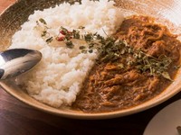 鶏肉はジューシーな”もも肉”を繊維状になるまで煮込みの旨もを凝縮。
独自にブレンドした17種類のスパイスの風味、生姜のピリッとした強い味わいが特徴。
辛さ ★★☆