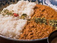 豚挽肉は脂の少ない部位を使用。素材の旨みを凝縮させ、唐辛子を多めにブレンドした17種類のスパイスを使用。
豚肉とチキンベースの旨味に加え、余韻まで残る程よい辛さが特徴的。
辛さ ★★★