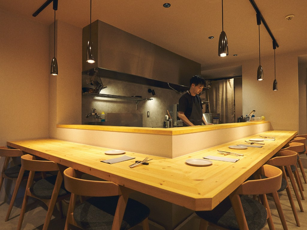 シェフのワンオペに心ほぐれる、オープンキッチンのカウンター席