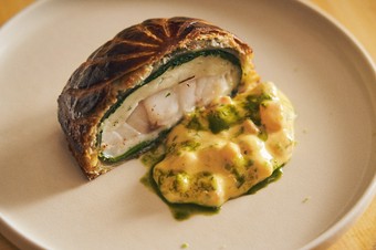 『オオモンハタのパイ包み』香ばしいパイ包み焼きは、ベルガモットが効いたソースを添えて