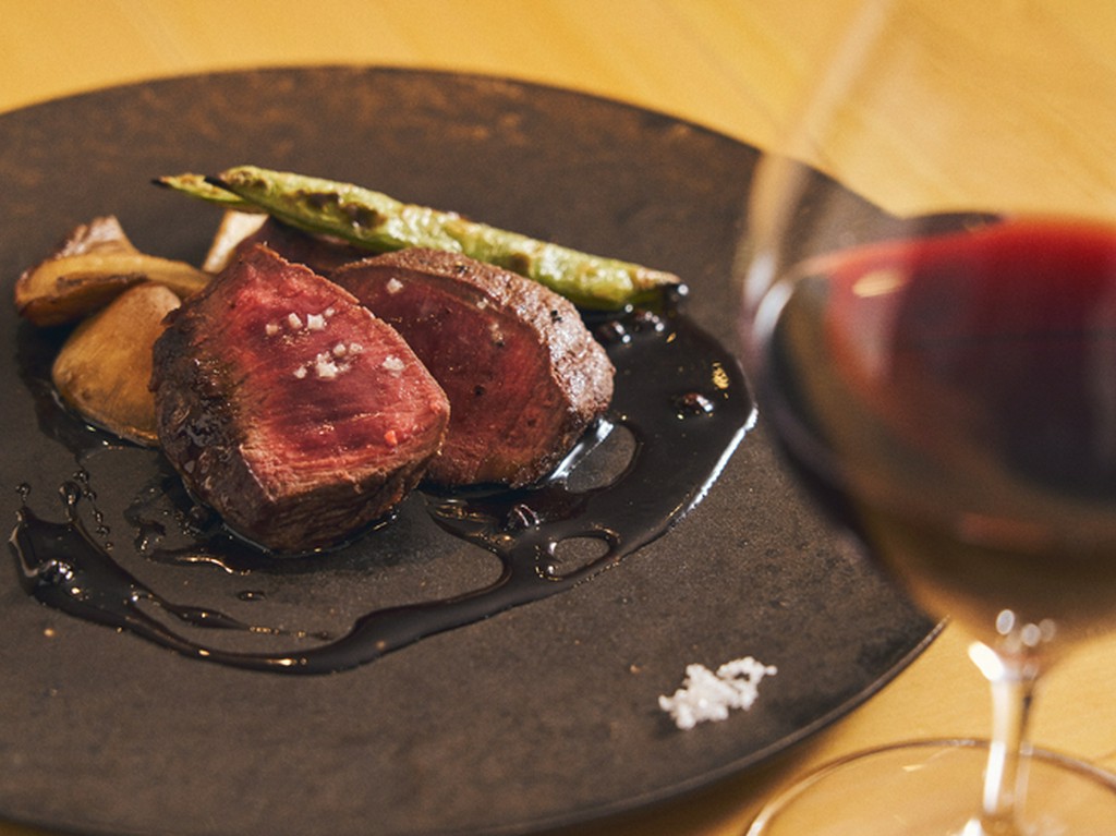 『蝦夷鹿のロースト』蝦夷鹿に合わせた赤ワインソースは、ティムールペッパーがアクセント