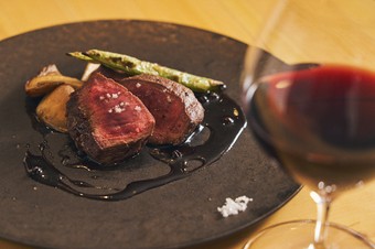 『蝦夷鹿のロースト』蝦夷鹿に合わせた赤ワインソースは、ティムールペッパーがアクセント