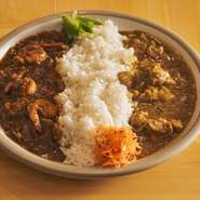 定番の「カシューナッツチキンカレー」と月替わりのカレーという2種類がラインナップ。【スパイスカフェ】で学んだスパイス使いにフレンチのエッセンスを加えて、他にはない味わいに。