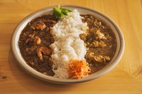 定番の「カシューナッツチキンカレー」と月替わりのカレーという2種類がラインナップ。【スパイスカフェ】で学んだスパイス使いにフレンチのエッセンスを加えて、他にはない味わいに。