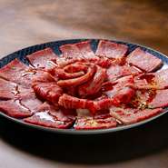 料理に使う食材に特にこだわり、厳選された黒毛和牛を提供しています。また、特徴的な甘みがある京都の八代目儀兵衛のお米を使用。土鍋で炊き上げたご飯は絶品です。