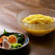 人気抜群の盛岡冷麺は、独自のこだわりスープで具材なしでも充分なおいしさ。一度食べるとクセになる味わいで、スープの旨みが口の中に余韻として広がります。