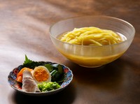 人気抜群の盛岡冷麺は、独自のこだわりスープで具材なしでも充分なおいしさ。一度食べるとクセになる味わいで、スープの旨みが口の中に余韻として広がります。