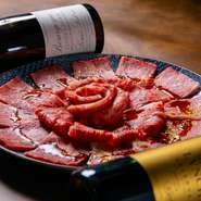 当店自慢の黒毛和牛の上ロース
上品な脂は赤身との相性抜群です。
その日仕入れた鮮度抜群なお肉をご提供致します