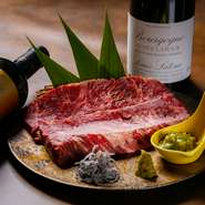 お店自慢の黒毛和牛のハラミは、肉厚で柔らかくジューシー。自身で好みのサイズにカットして、焼き加減を調整できます。贅沢な焼肉体験にワクワク感がとまりません。