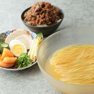 人気の冷麺にランチメニュー限定の「肉飯」のお得なセットです。
冷麺と肉飯の満腹セットを是非！！