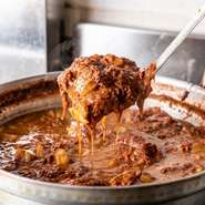 横浜駅きた西口、目の前　3階。それでも不安な人は店までスグに連絡を！　懇切丁寧に道順を教えてくれます。それは、一人ひとりに寄り添った接客を心がけたいという店長の思いから。「どんなに美味しい料理でも、接客がマズければ誰も来ない」という信念の元、今日も店に出ています。豊富な単品料理が自慢ですが、飲み放題付コース料理もオススメ。また、23～4時まで利用できる飲み放題プランもあるので飲み明かしたい人はぜひ！