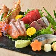 横浜で長年愛される大衆酒場【村木屋】の別館はなれとしてオープン。居酒屋の楽しさ・割烹クオリティの料理・カフェ風の空間を融合した趣向が、幅広い世代に人気です。単品・コース料理とも充実。飲み放題プランも豊富で、毎日深夜まで営業しているのも何かと重宝。『和牛煮込み』など何度食べても飽きない名物と、『特製寄せ鍋』など常に進化する新趣向の料理が揃うのも、名酒場を本店に持つこの店の底力。