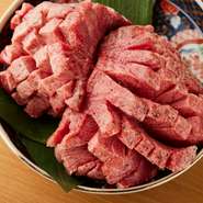 厳選した食材の一つに、厚み2mmの牛タンが挙げられます。肉を巻いた時に4mmになり、程よい厚みが口の中での食感を楽しめるようになっているオリジナルの一品です。