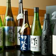 おすすめの日本酒は、女将が全国各地から厳選したもの。中には女将が蔵元に直接足を運び、仕入れるお酒もあり、旬の食材を使用したお料理との相性も抜群です。四季折々の美味しいお酒をたっぷりと堪能できます。