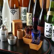 オススメの日本酒は、女将が全国各地から厳選したもの。中には女将が蔵元に直接足を運び、仕入れるお酒もあり、旬の食材を使用した料理との相性も抜群です。リクエストがあれば希望の日本酒を取りそろえてくれます。