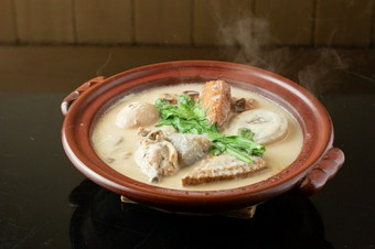 毎日継ぎ足す深いコク。芳醇な香り広がる『粕おでん』