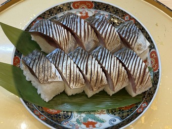 鯖の旨みと酢飯の調和。女将厳選の日本酒と楽しむ『鯖の棒寿司』