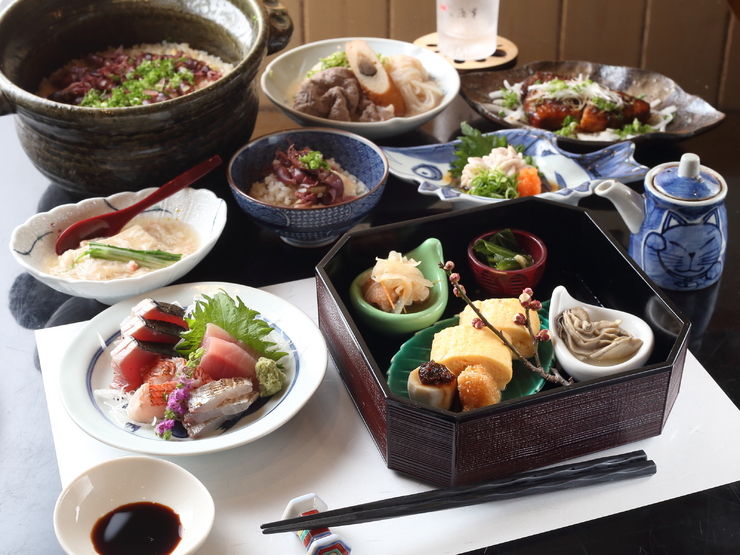 包含今日八寸、生鱼片、肉类料理的“推荐套餐”16,500日元（仅食物）