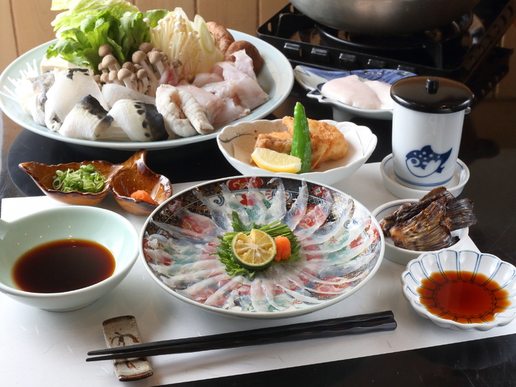 河豚全套餐包括生鱼片、炸河豚和鱼白。 “Tetchiri套餐”16,500日元（仅食物）
