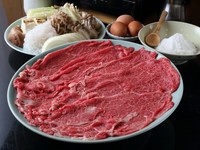 甘辛い味付けがクセになる！みんな大好きすき焼きが楽しめる