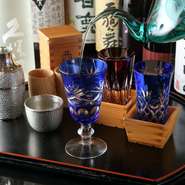 当店オススメの日本酒は、女将が全国各地から厳選したものです。中には女将が蔵元に直接足を運び、仕入れるお酒もございます。日本酒にも旬があり季節ごとに変わる、四季折々のおいしいお酒をご用意しております。日本酒と一緒に季節の食材を使った料理もお楽しみください。またアットホームなお店ですので、気さくな女将や料理長とのやり取りもお楽しみの一つです。