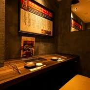 味やサービスはもちろん、空間にまでこだわった【雌牛専門店　板前焼肉一牛】。横並びで座れるカップルシートはデートに最適です。