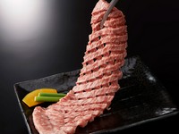 これぞ職人技！とろけるような食感は最高部位ならではの一品。
軽く焼いてからハサミで切り分けてご賞味下さい。