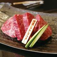 これぞ極上の肉！雌牛独特の何度でも食べたくなるようなとろける食感がたまらない逸品です。驚くほどやわらかく、赤身と甘い脂身が絶妙のハーモニーを奏でます。