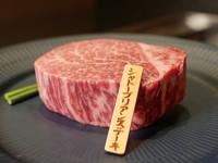 ドドーンと180g！
赤身と甘い脂身が絶妙のハーモニー！
これぞ極上の肉！感動をどうぞ！