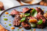 フレンチ×薪料理が生む逸品『九州産黒毛和牛サーロイン薪焼き』