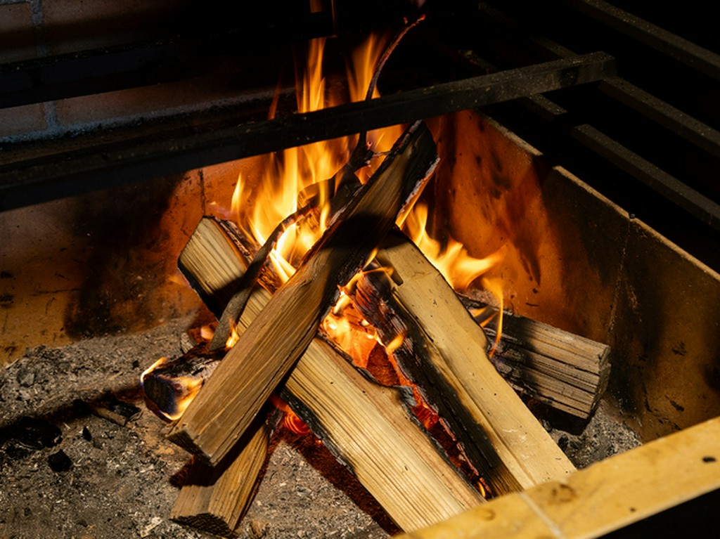薪も九州産！同じ大地が育んだ食材と木材で一皿の物語を紡ぐ