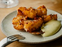 ゴツゴツの見た目、ホクホクの食感も楽しい『季節のじゃがいものフライドポテトwithアイオリソース』