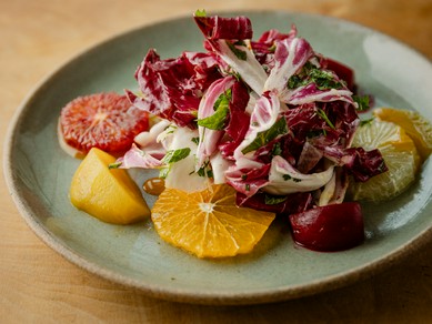 色とりどりの柑橘を楽しめる『愛媛 西予 無茶々園 柑橘とトレビスのサラダwith ビーツのピクルス』