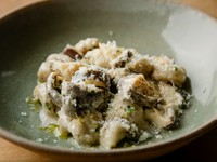 国産原木と清純な水のみで栽培されている肉質の緻密な原木椎茸を使用。合わせたじゃがいものニョッキは、千葉・八街市のイマフン（今村太一さん）が栽培する、イタリア硬質小麦を石臼引きにしてブレンド。