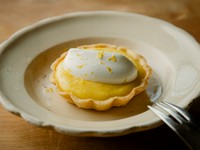 レモン果汁とバターを湯煎にかけてゆっくり攪拌した、爽やかな酸味、滑らかな口当たりのレモンクリームを詰めたタルト。デザートもシンプルながら食材の個性を堪能できるよう丁寧につくられています。