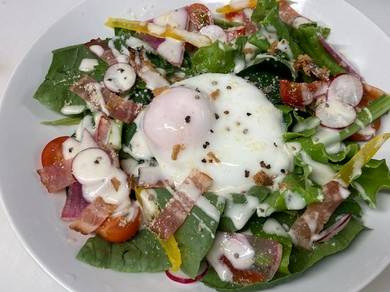 ゆったりお食事を楽しめるお席で無農薬の美味しいお野菜を