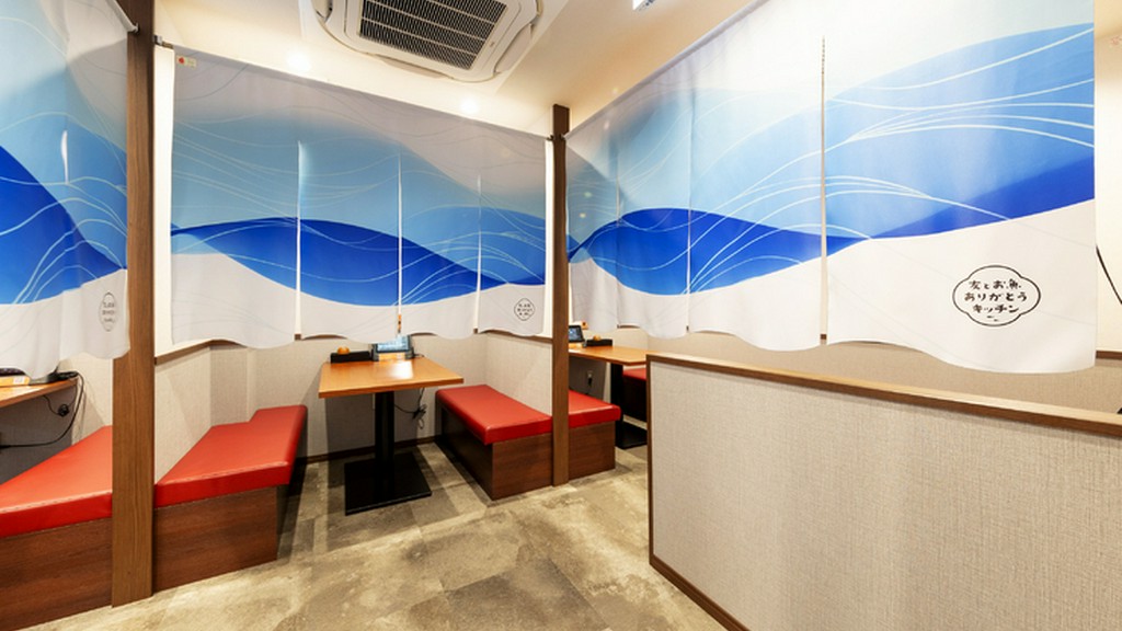 海を思わせるオシャレな暖簾に囲まれた半個室席