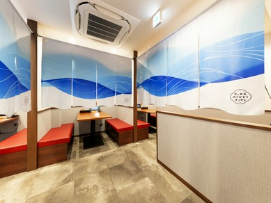 海を思わせるオシャレな暖簾に囲まれた半個室席