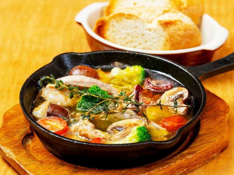 魚介のだしがオイルに染み出し、豊かな味わいを醸し出す『おまかせ海鮮アヒージョ』